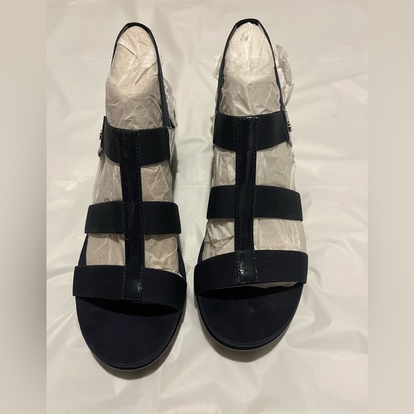 NEW Bandolino Sandals Navy Fabric Gunmetal heal size 11 - Picture 2 of 6